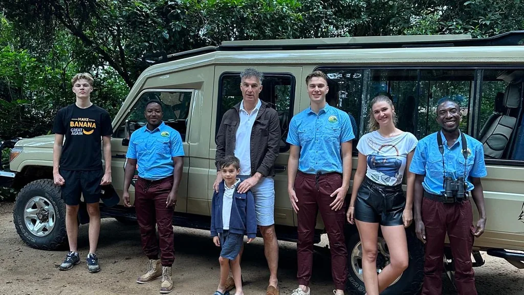 Mwanzo guides and porters on a Bwindi trek